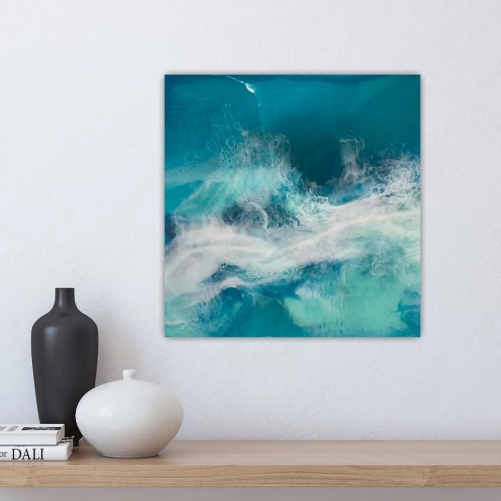 Ein kunstvolles, blaues, an der Wand hängendes Bild, das an Meereswellen erinnert.