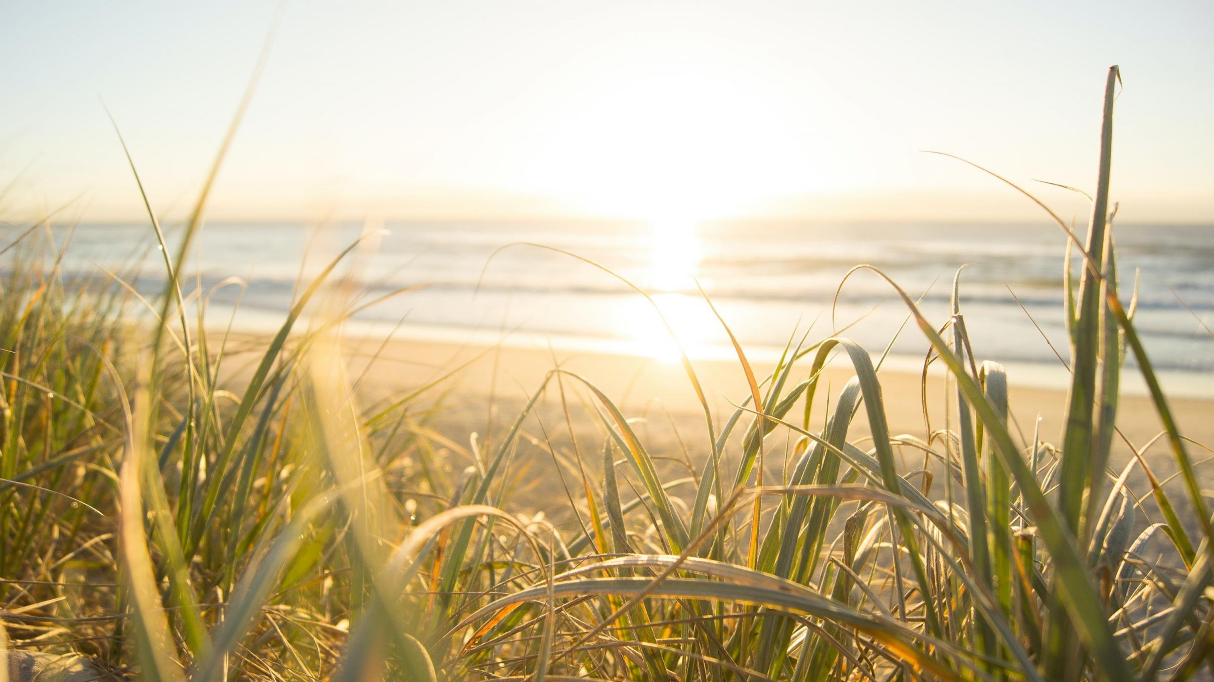 In der Sonne scheinender Sandstrand in Sylt.