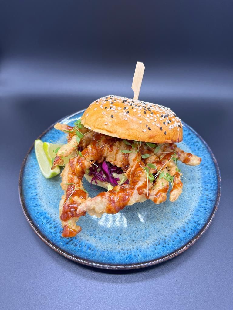 Hummer Burger auf blauem Teller